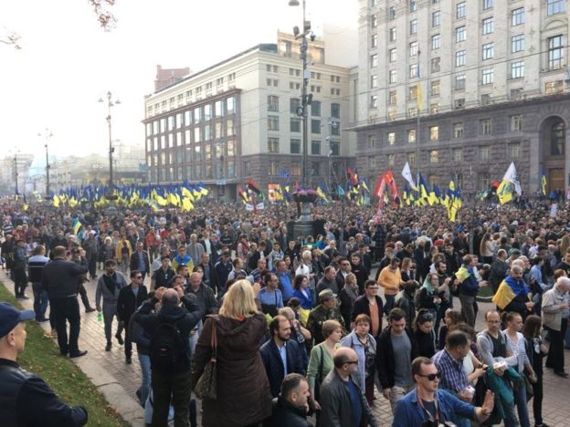 У центрі Києва за участі націоналістичних партій, але без партійних прапорів проходить марш 
