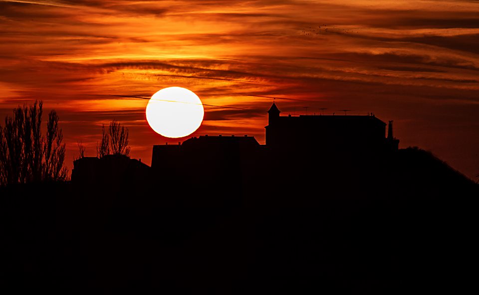 Місцевий фотограф Roman Fenix показав чаруючі світлину заходу сонця над замком-Паланком.