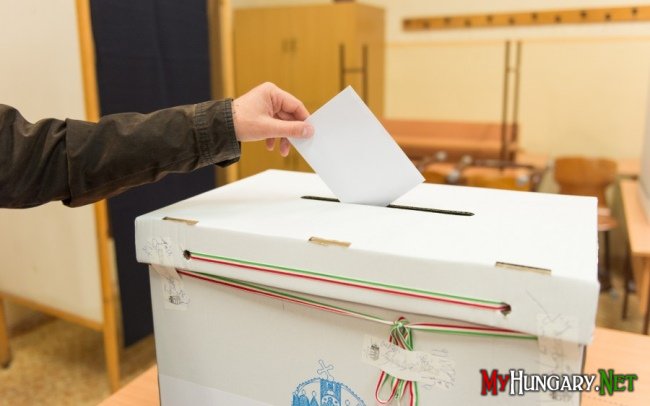 Громадяни Угорщини, які не мають постійного місця проживання в Угорщині, можуть голосувати тільки на єдиному загальнонаціональному виборчому округу за списками політичних партій.
