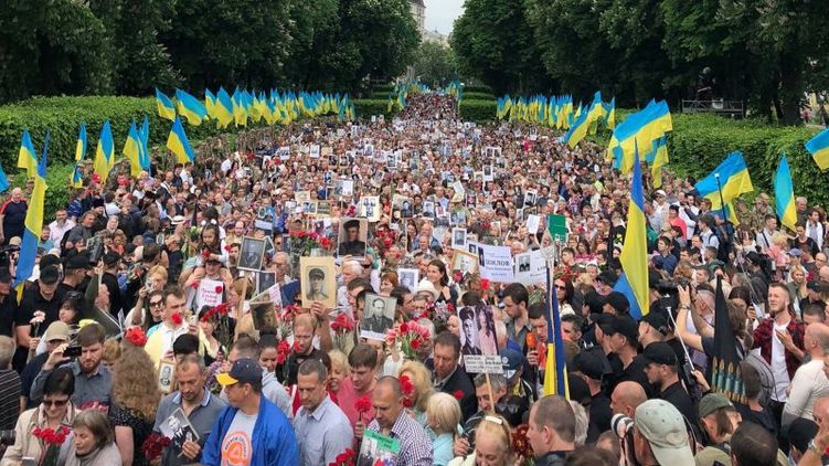 У День Перемоги в центрі Києва пройшли десятки тисяч з портретами рідних, які воювали у Великій Вітчизняній війні.