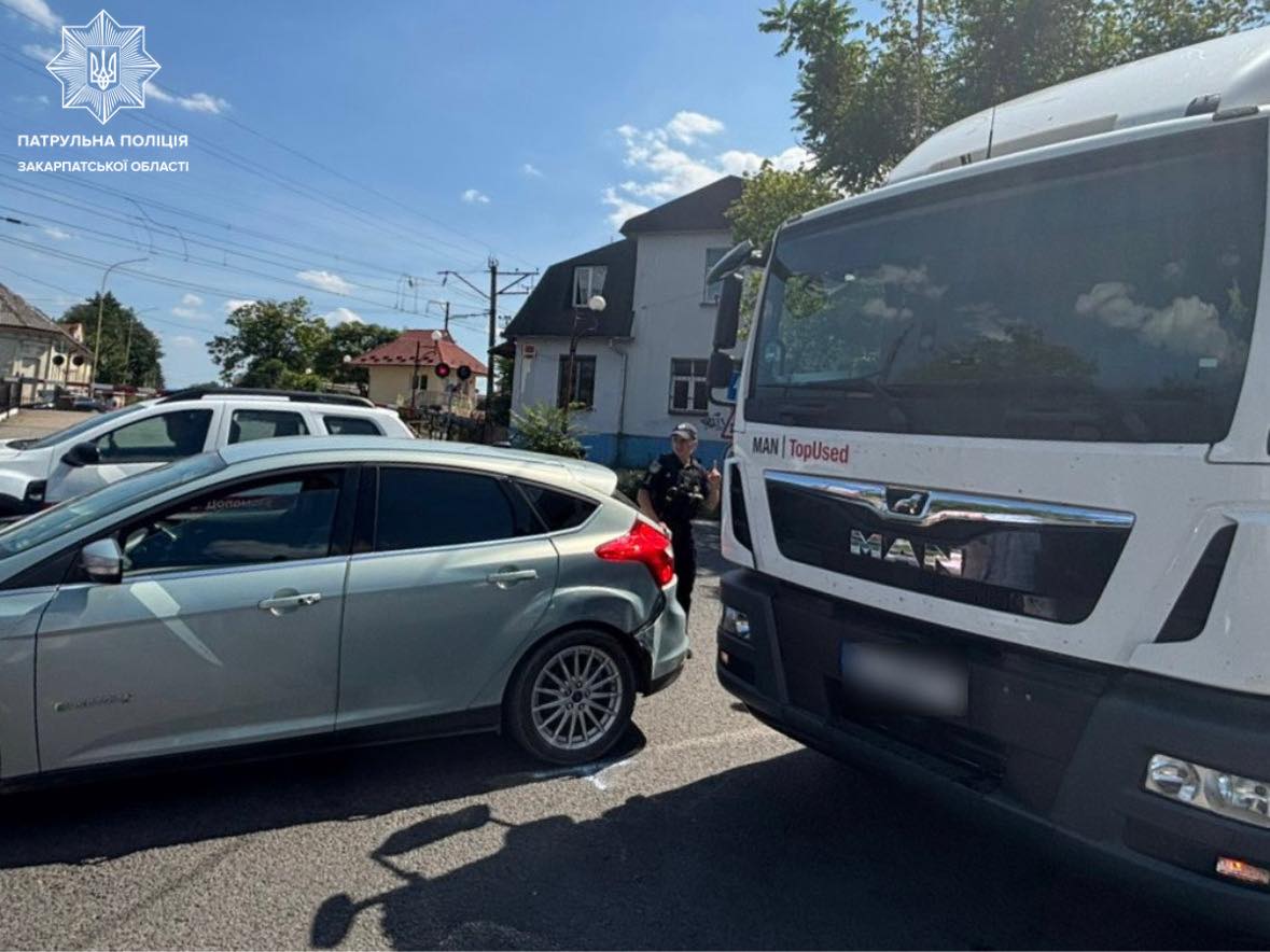 П’яний за кермом вантажівки: в Ужгороді затримали водія після ДТП (ФОТО)