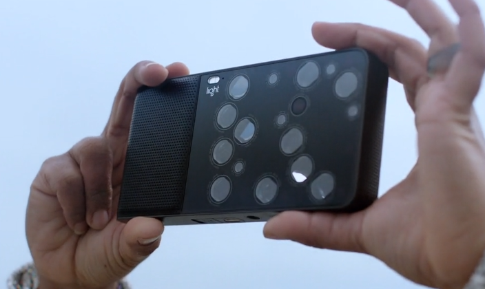 Американский стартап Light презентовал экспериментальный «мультидіафрагмовий вычислительный фотоаппарат» L16, в котором используются сразу 16 объективов с различными фокусными расстояниями.