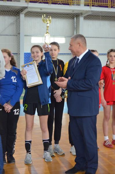 В марте-апреле 2017 года спортсмены СДЮСШОР по гандболу «Карпаты» принимают участие в Пяти финалах Чемпионатов Украины среди девушек и юношей разных возрастных категорий.
