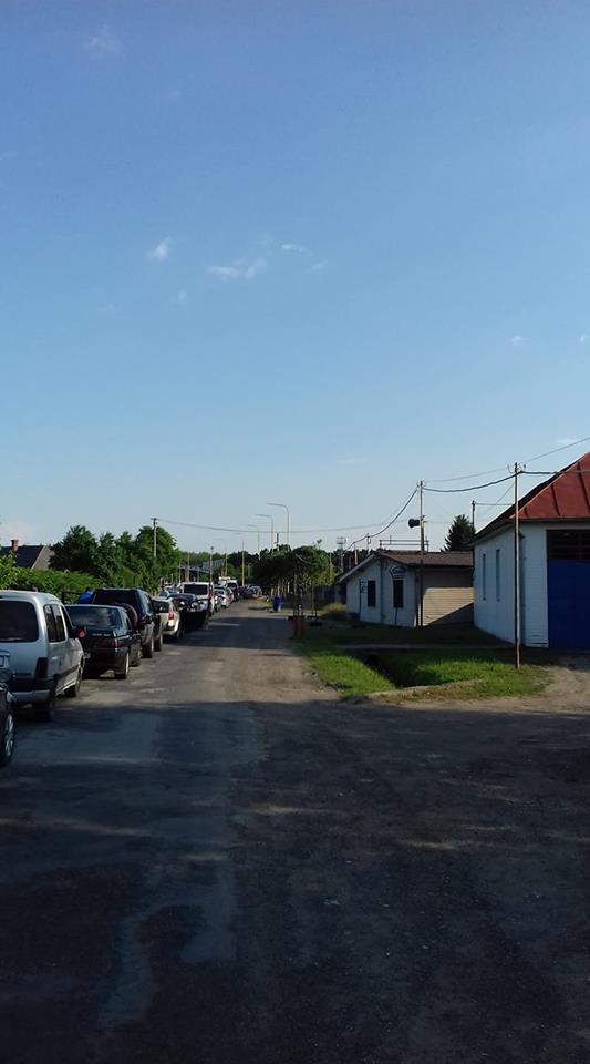 Колона із автомобілів стоїть перед пунктом пропуску в Вишньому Нємецкому, що в Словаччині.