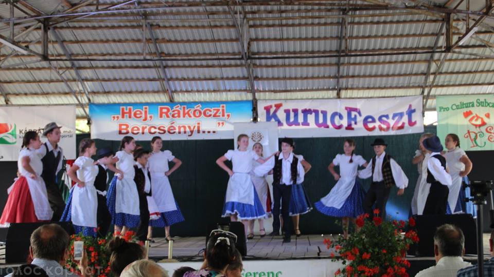 У фестивалі «Куруц-фест» взяли участь двадцять фольклорних колективів / ВІДЕО