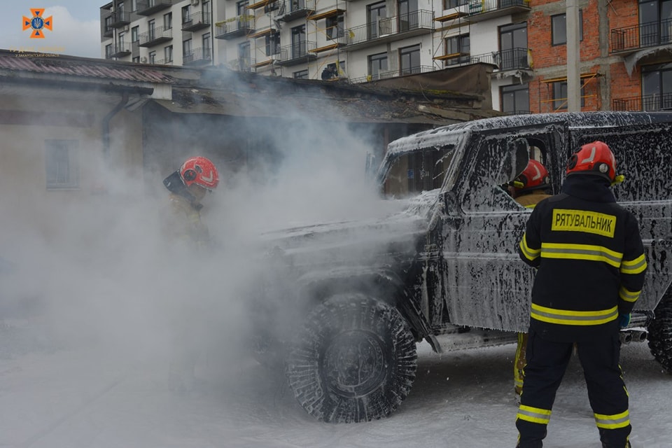 Ужгородські рятувальники ліквідували пожежу в автомобілі Mercedes G500. 