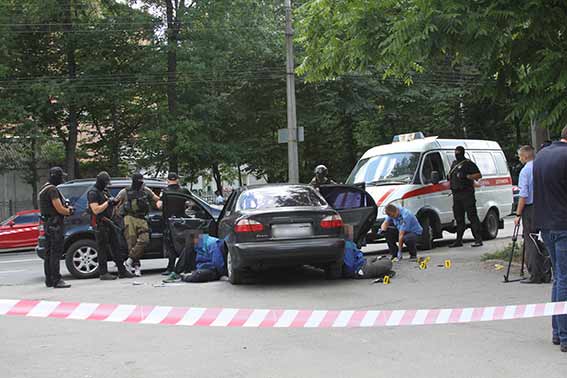 У Вінниці троє озброєних осіб вчинили напад на ювелірний магазин. 