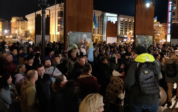 У центрі столиці зростає кількість протестувальників проти формули Штайнмаєра. Мітингувальники вимагають відставки Зеленського.
