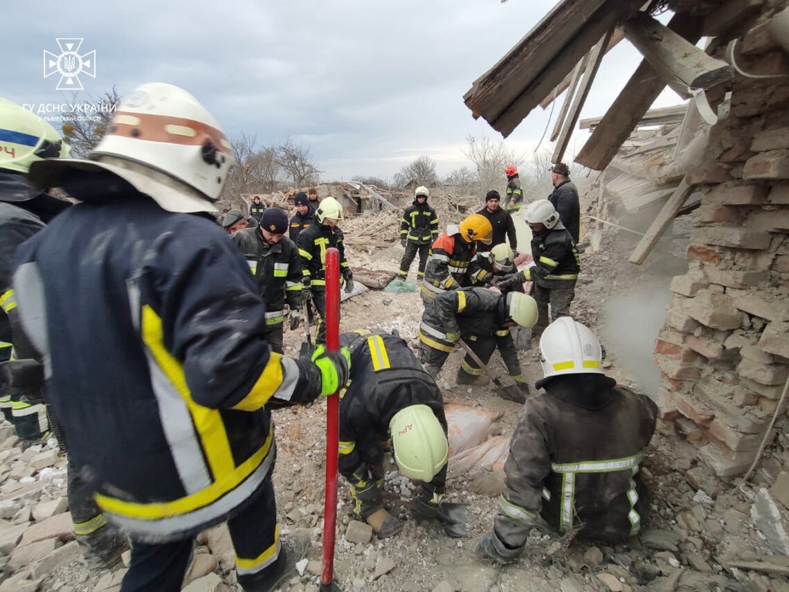 На Львівщині ворожа ракета впала у житловій зоні, загинули 5 осіб. 