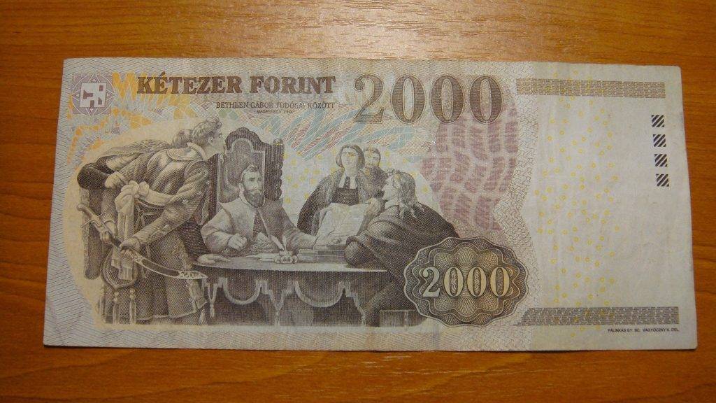 З 1 серпня Національний банк Угорщини (MNB) виводить їх з обігу: при розрахунках готівкою можна користуватись лише новими банкнотами цих номіналів.