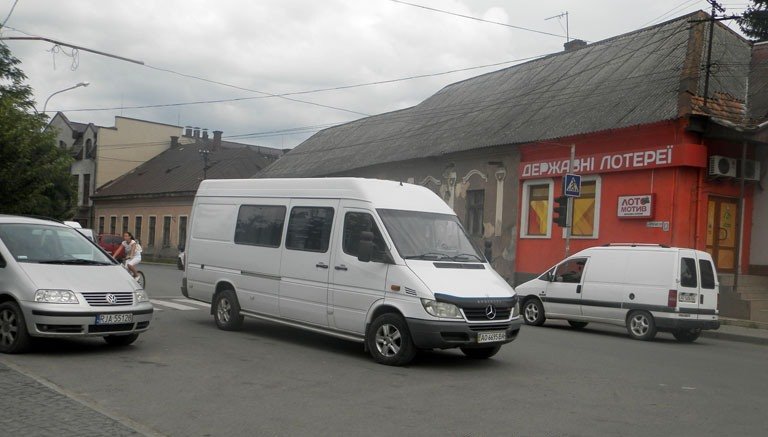 Близько 10 години 2 серпня на перехресті вулиці Волошина і Майдану Незалежності водій залишив напризволяще власну автівку.