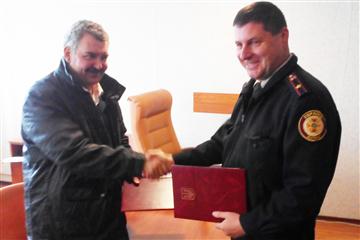 17 ноября тячевские спасатели принимали у себя гостей с подарками. До районного отдела ГСЧС посетили коллеги-благотворители из венгерского города-побратима Ясберень.