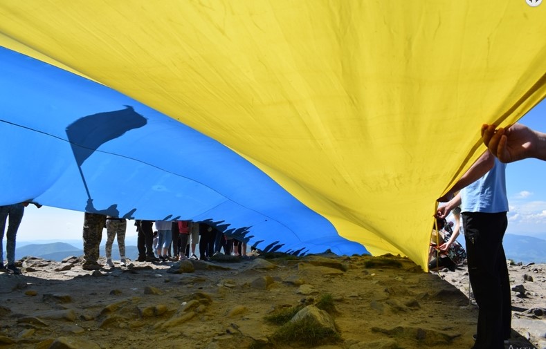 Вчора, 28 червня, у День Конституції України на найвищій вершині Українських Карпат встановили рекорд - ,,Найдовший прапор України піднятий на Говерлу”. 
