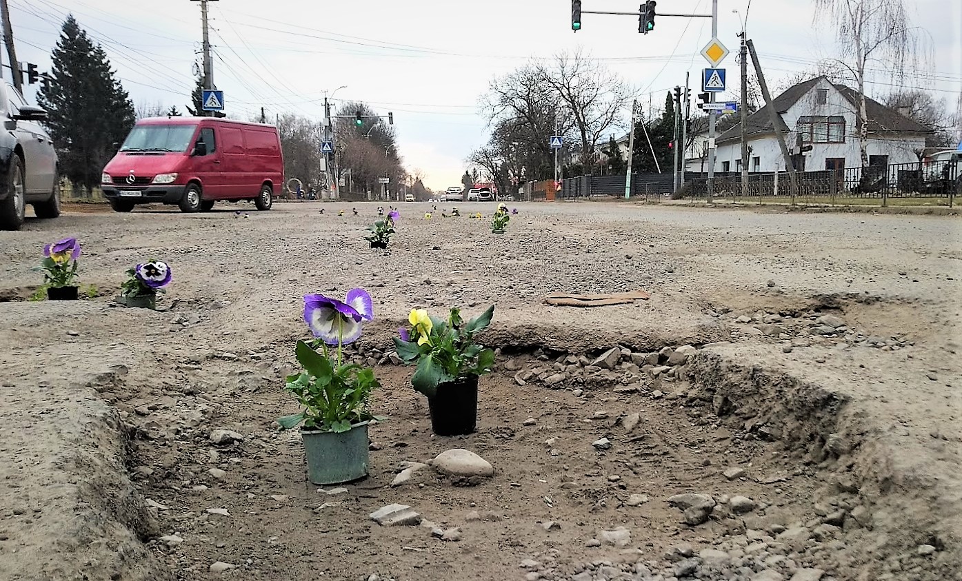 Москаль радить авторам квітів на виноградівській дорозі зайнятися зеленими насадженнями біля Мінінфраструктури.