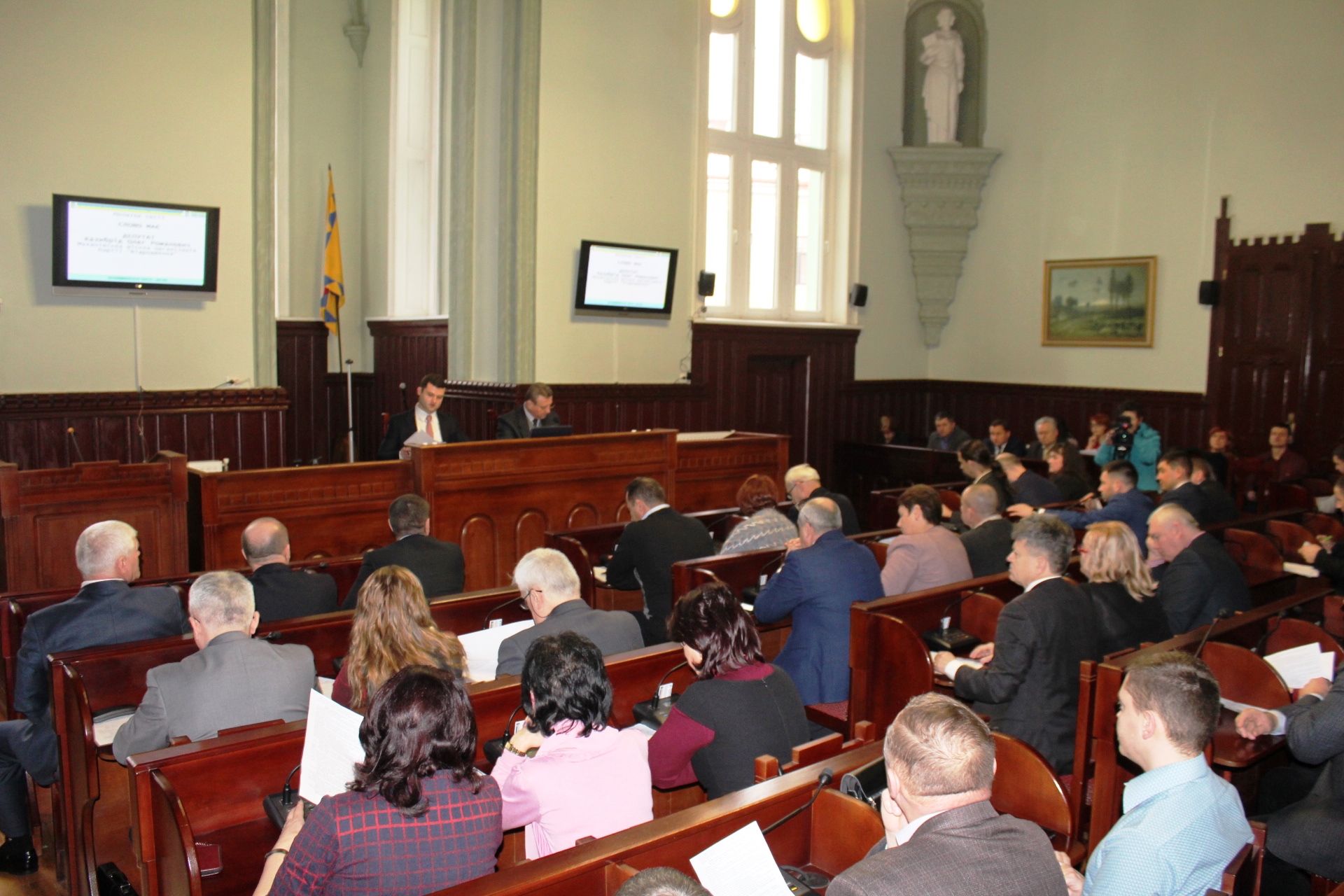 Сьогодні на сесії Мукачівської міськради депутати виділи 418 земельних ділянок учасникам АТО. Кожен із захисників отримав наділи по шість сотин.