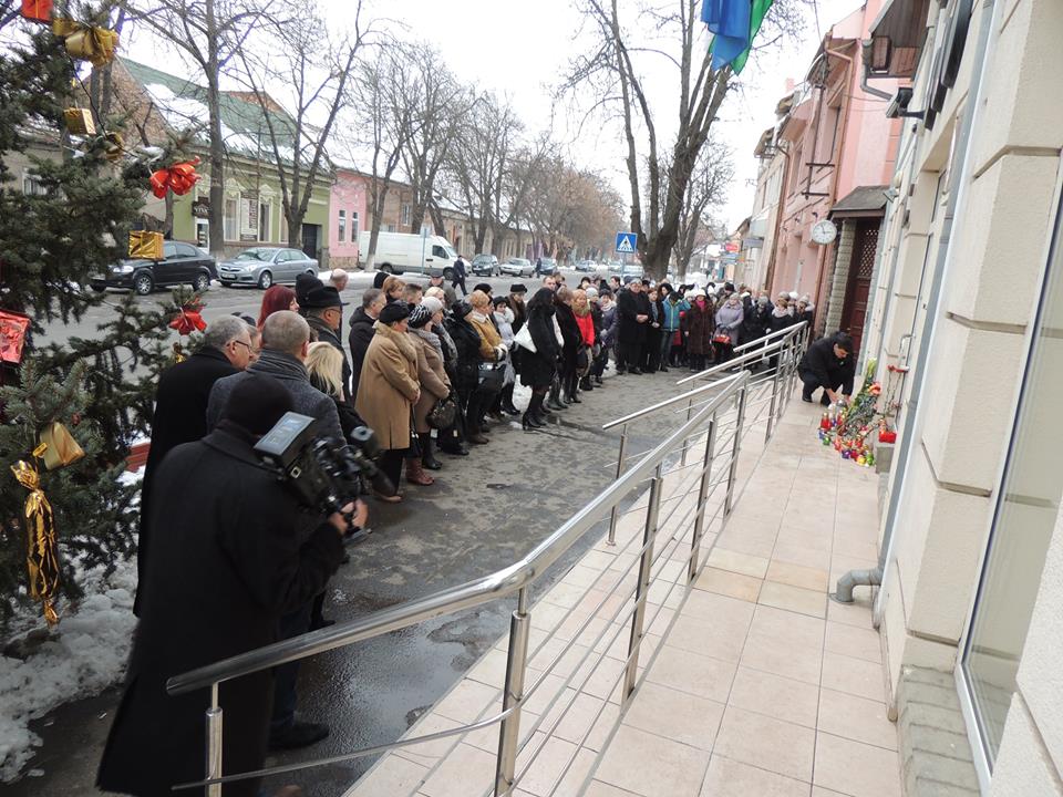 Сегодня возле консульства Венгрии в городе Берегово состоялось скорбное мероприятие, посвященное чествованию жертв страшной аварии в Италии, где в ДТП попал автобус, который вез венгерских школьников.