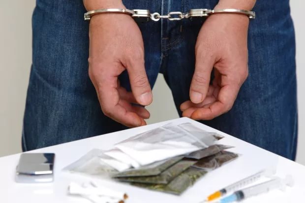 Объявлено о подозрении в контрабанде наркотиков членам организованной преступной группы, которая наладила канал поставки на Закарпатье метамфетамина, им грозит до десяти лет лишения свободы.


