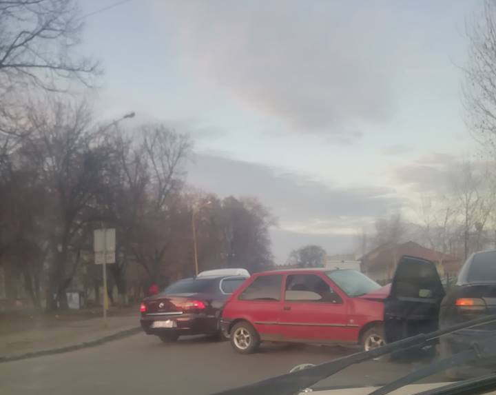 Зіткнення автівок на вулиці Залізничній трапилося сьогодні, 27 лютого, близько 17:50.