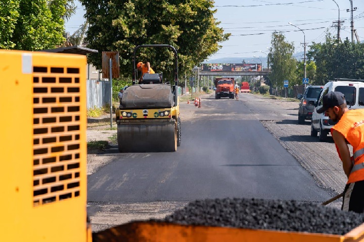 Сьогодні, 19 серпня, асфальтували вулицю Доманинську в Ужгороді – тут завершують поточний ремонт дорожнього покриття.