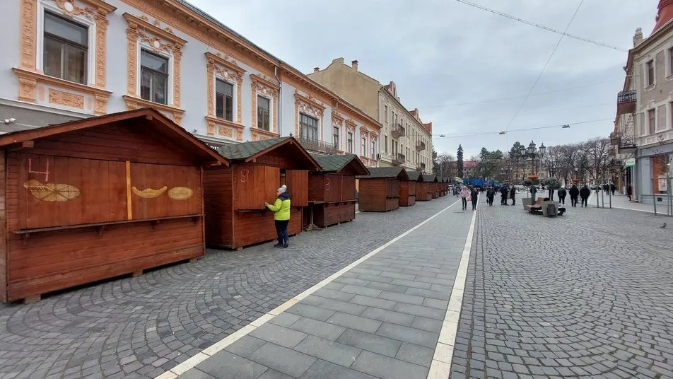 Вогні головної новорічної ялинки Ужгорода засяють завтра, у суботу, 18 грудня, на площі Шандора Петефі.
