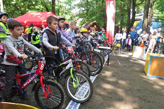 В Ужгороде состоялась детская велогонка "Тур де Уж"