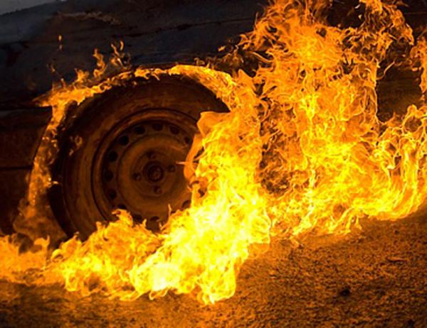 У неділю близько 18-ї години у центрі Мукачева горів автомобіль. Правоохоронців про загорання повідомили пожежники. 