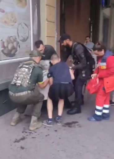 Подія трапилася 31 травня, близько 21-ї години. Під час патрулювання вулиці Ярослава Мудрого, в Мукачеві інспектори помітили жінку, яка раптом впала з велосипеда.