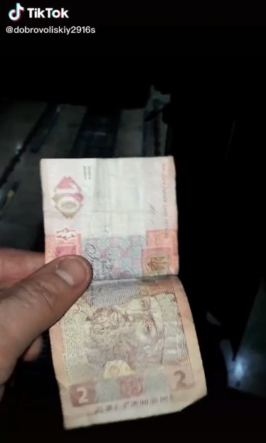 На відео автор показує банкноту з двох різних половинок різного номіналу.