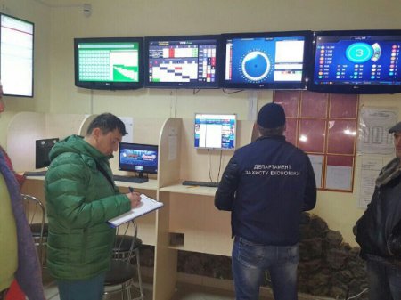 В п’яти населених пунктах Закарпатської області наразі тривають обшуки в приміщеннях, які використовувались для надання громадянам доступу до азартних ігор.