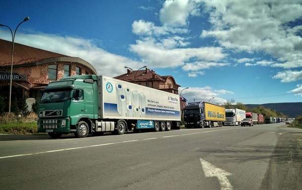 Черга в пункті пропуску "Тиса" на кордоні з Угорщиною вже сягнула 150 автомобілів