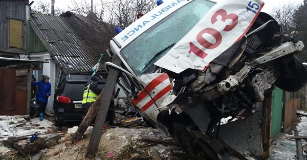 У Житомирі внаслідок зіткнення автомобіль швидкої допомоги та Hyundai Santa Fe влетіли у приватний будинок. В аварії постраждало 7 людей.