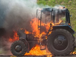 В селі на Мукачівщині загорівся трактор.