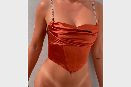 Модель популярного бренда Fashion Nova поделилась откровенным фото и взволнованными поклонниками своим загаром в бикини. 