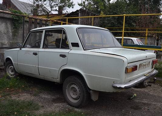 В одном из районов Ужгорода нашли краденое авто без номеров