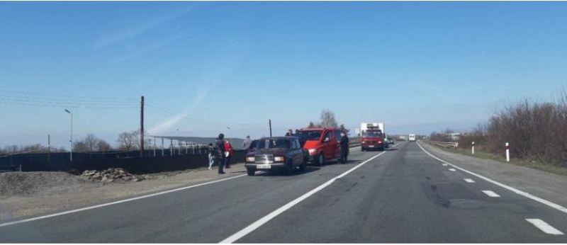 Сегодня, 25 марта, на трассе Киев - Чоп произошло ДТП с участием автомобиля ВАЗ и Mercedes Sprinter.