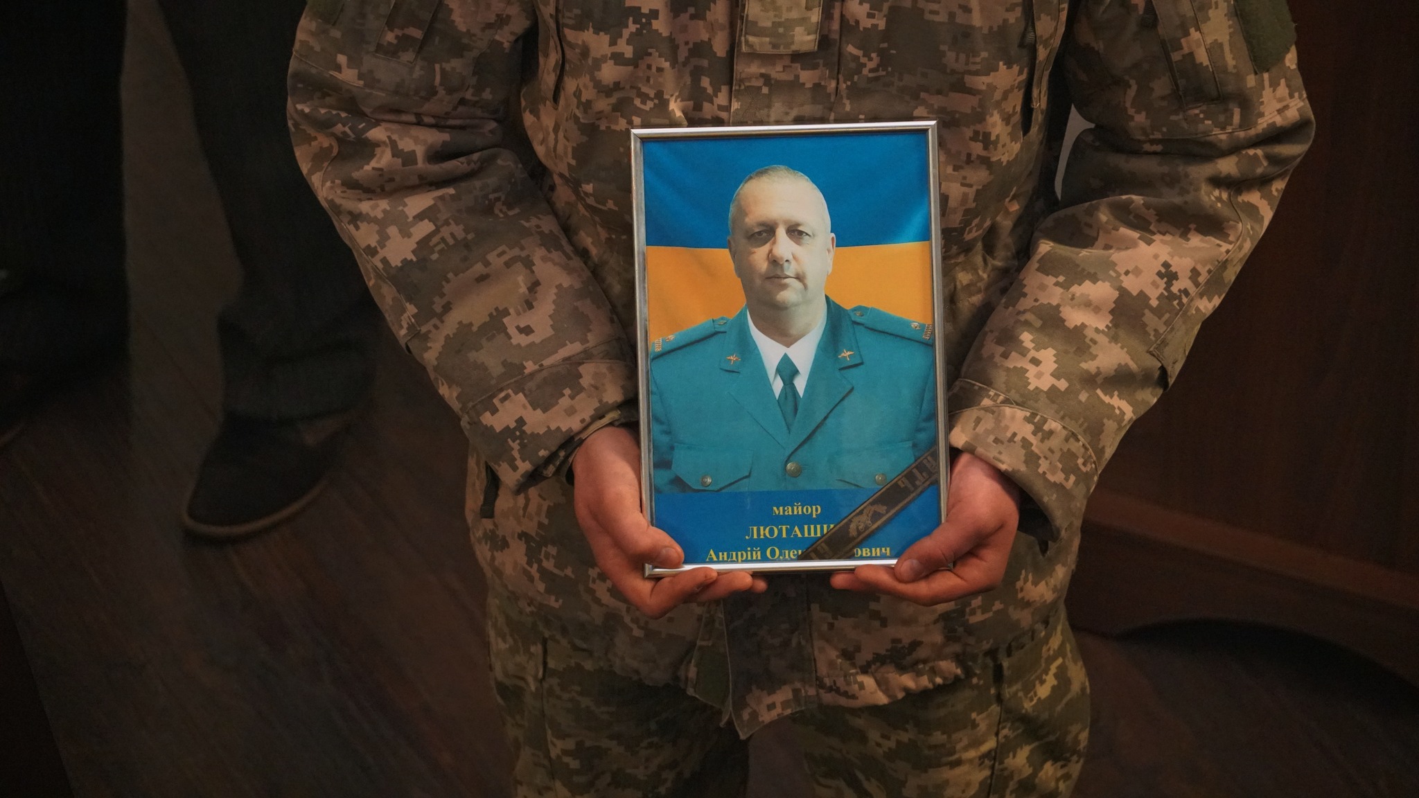 В Мукачево на последнем пути находился 48-летний Герой Украины, майор, начальник управления воздушно-пожарной и тактической подготовки 40-й бригады тактической авиации Андрей Луташин.  
