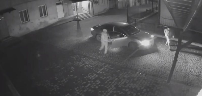 Керманич авто розбив клумбу біля реформаторської церкви у Берегові. Відео з камер спостереження оприлюднив мер міста Берегова Золтан Бабяк.