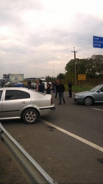 Уже другий день поспіль активісти, власники автомобілів з іноземною реєстрацією, блокують дорогу, що веде до пункту пропуску «Ужгород» на кордоні із Словаччиною.