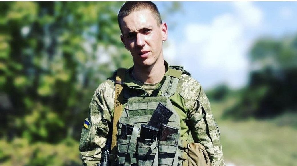 21-річний аеророзвідник Артем Перванчук отримав від Валерія Залужного нагрудний знак 