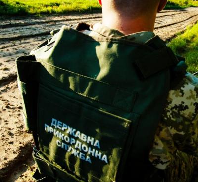Так, вчера на Закарпатье пограничники отдела «Деловое» Мукачевского отряда пресекли попытку незаконной переправки через границу табачных изделий.