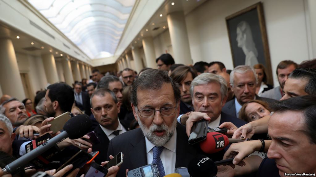 Прем'єр-міністр Іспанії Маріано Рахой оголосив рішення парламенту Каталонії про незалежність незаконним, розпустив уряд і парламент регіону, і ввів пряме управління Каталонією з Мадрида.