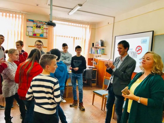 «I have a right!» - саме так тепер вітаються школярі в Іршавському ліцеї, який бере участь в проекті GoCamp.