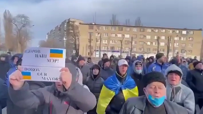 Во временно захваченном Мелитополем Запорожской области жители вышли на митинг с требованием освободить оккупанта мэра города Ивана Федорова.