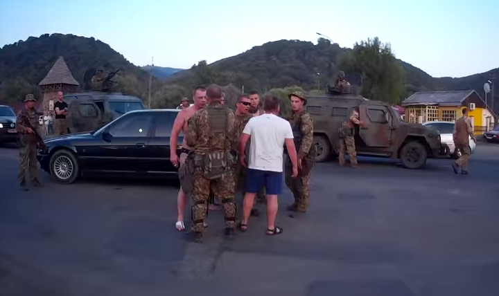 З’явилося відео конфлікту нацгвардійців з місцевими жителями на Закарпатті / ВІДЕО / 18+