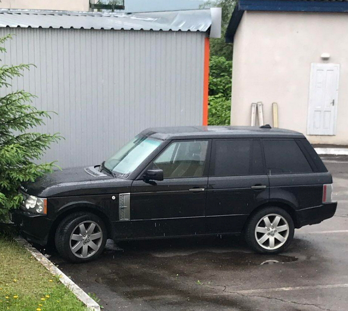 На митному посту «Солотвино» працівники Закарпатської митниці ДФС припинили спробу переміщення авто в Україну «Land Rover Range Rover» з фальсифікованими документами.