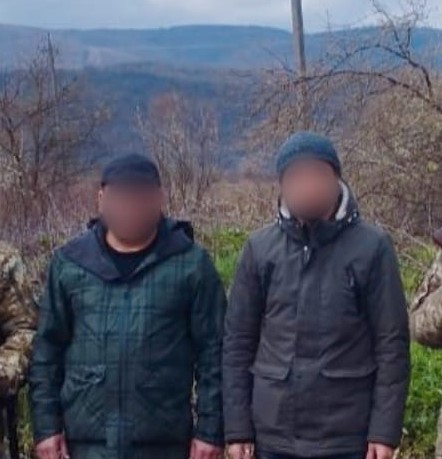 Сьогодні вночі прикордонниками Чопського загону було виявлено двох іноземців, які мали намір перетнути українсько-словацький кордон поза пунктами пропуску.