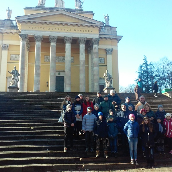 27 декабря 2016 года была организована поездка в г.Будапешт-Эгер (Венгрия) для лучших спортсменов Виноградовского района, детей из малообеспеченных семей и лучших учеников района. 