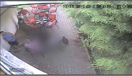 Злодій зняв камеру зі стільця на терасі одного з мукачівських кафе і поклав у сумку своїй супутниці.