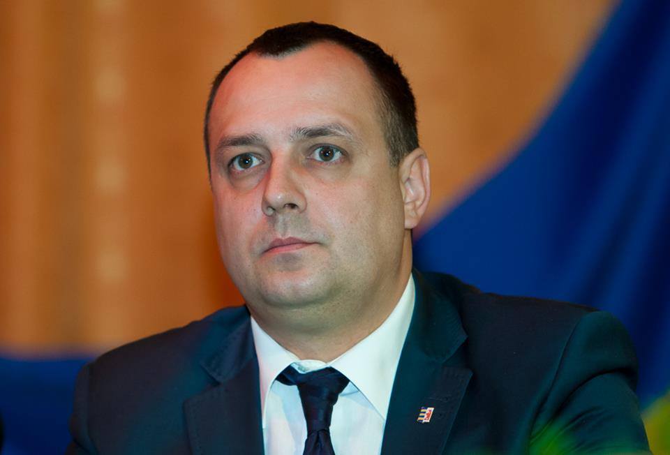 Саме так висловився голова Закарпатської обласної ради Володимир Чубірко, коментуючи сьогоднішнє звернення щодо ситуації в Дебальцево.