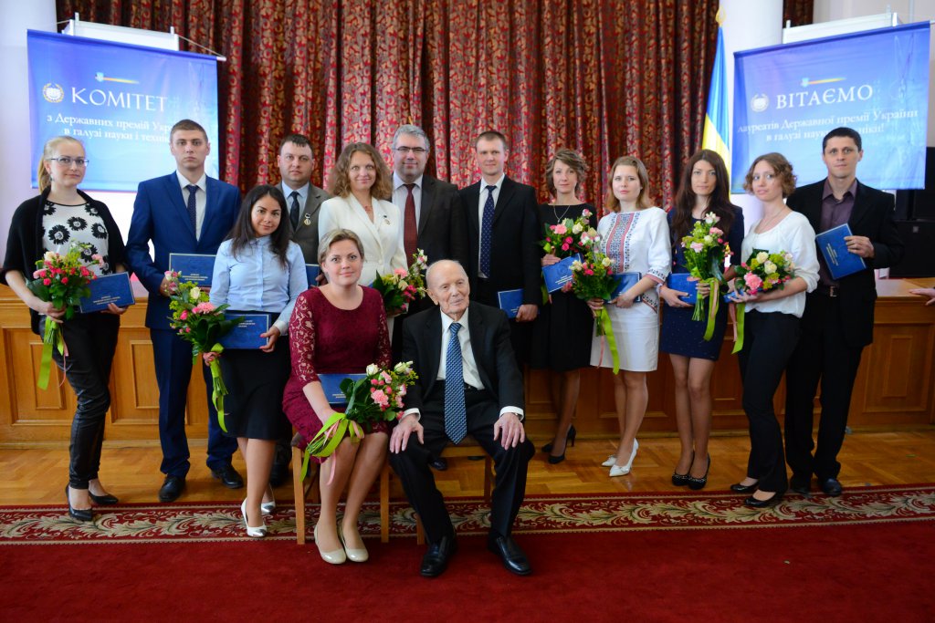 Серед лауреатів премії президента України для молодих вчених 2016 року колектив авторів Ужгородського національного університету.